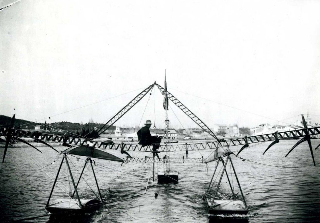 Henri Fabre, inventeur de l'hydravion, à bord du Canard.